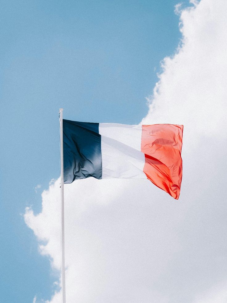 Drapeau français au vent sur un ciel bleu
